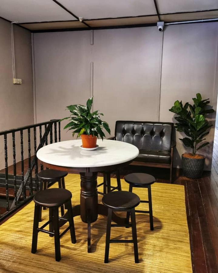 Treehouse Hostel Кучинг Екстериор снимка