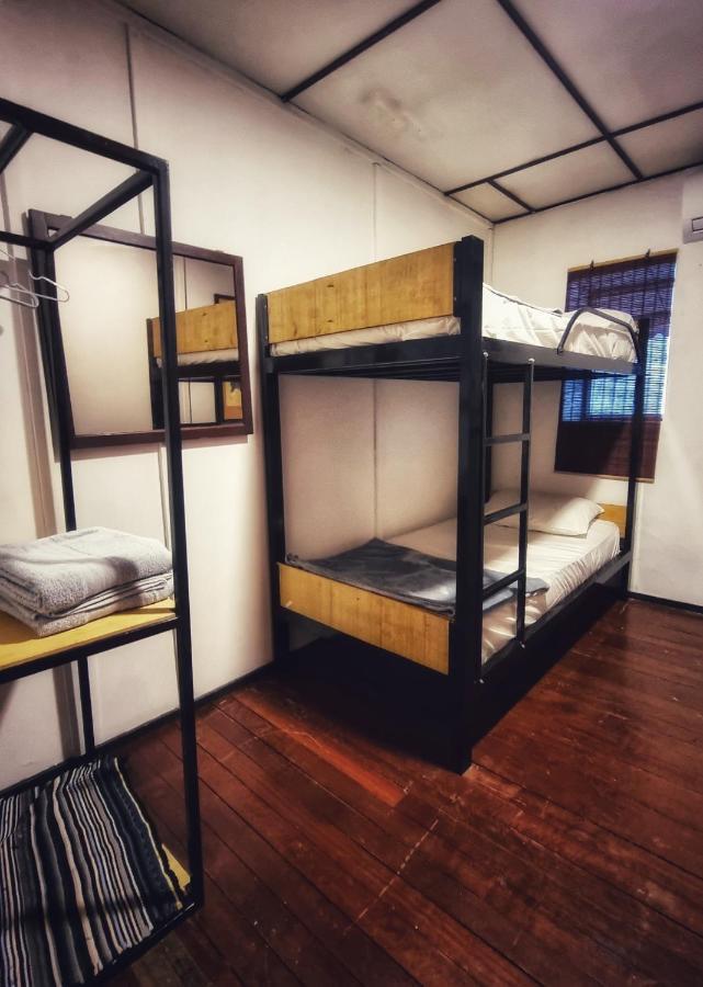 Treehouse Hostel Кучинг Екстериор снимка