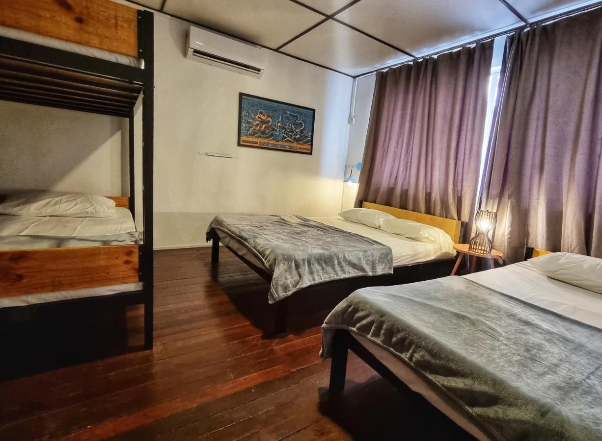 Treehouse Hostel Кучинг Екстериор снимка